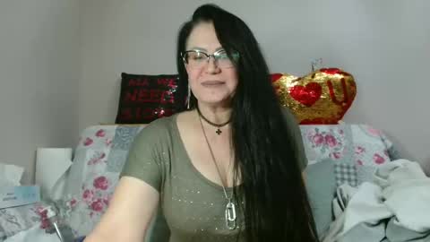 Snapshot of _blue__butterfly_ chatting on 11.12.25 KHALEESI online show from 11.12.25