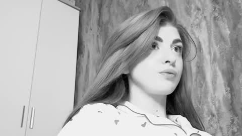 Snapshot of _comefeelme_ chatting on 02.01.25 D online show from 02.01.25