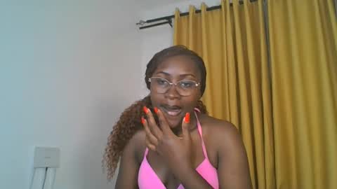 Snapshot of _cutestephanie chatting on 10.08.25 STEPH online show from 10.08.25