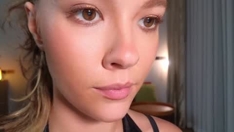 Snapshot of _demi_dee_ chatting on 10.10.25 DemiDee online show from 10.10.25