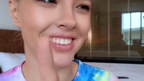 Snapshot of _demi_dee_ chatting on 10.25.25 DemiDee online show from 10.25.25