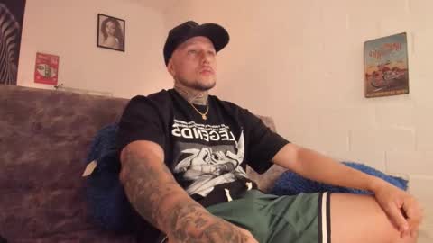 Snapshot of _emilio_escobar chatting on 11.08.25 Emilio online show from 11.08.25