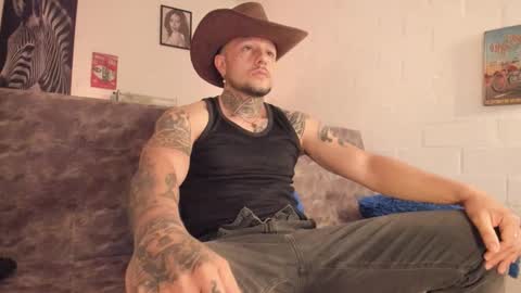 Snapshot of _emilio_escobar chatting on 11.12.25 Emilio online show from 11.12.25