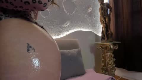 Snapshot of _emmawalka chatting on 10.31.25 _emmawalka online show from 10.31.25