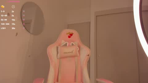 Snapshot of _evaa chatting on 10.27.25 Eva online show from 10.27.25