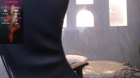 Snapshot of _evoni_b chatting on 10.11.25 evoni online show from 10.11.25