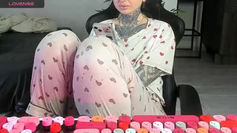 Snapshot of _feralberry__ chatting on 06.05.26 Alis online show from 06.05.26