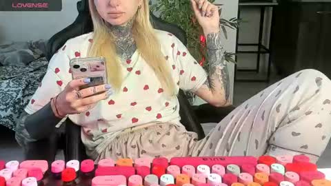 Snapshot of _feralberry__ chatting on 06.15.26 Alis online show from 06.15.26
