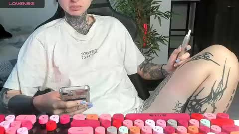 Snapshot of _feralberry__ chatting on 06.23.26 Alis online show from 06.23.26