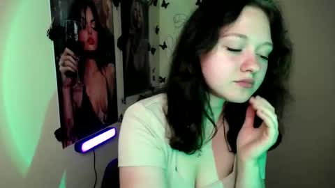 Snapshot of _foxy_lady chatting on 10.11.25 Alice online show from 10.11.25