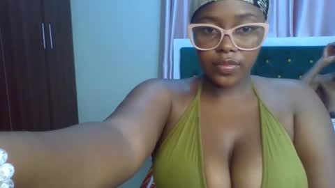 Snapshot of _honey_bloom chatting on 02.16.26 _honey_bloom online show from 02.16.26