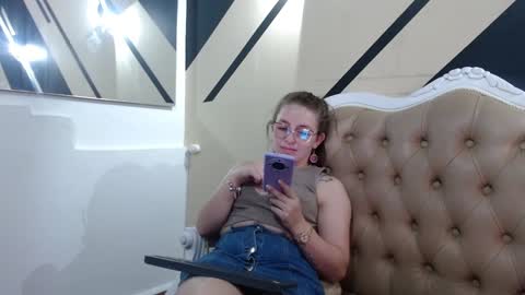 Snapshot of _isaabellaa chatting on 01.12.25 Isa online show from 01.12.25