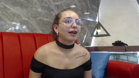 Snapshot of _isaabellaa chatting on 02.14.25 Isa online show from 02.14.25