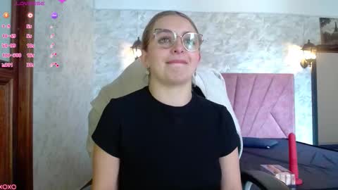 Snapshot of _isaabellaa chatting on 10.16.25 Isa online show from 10.16.25