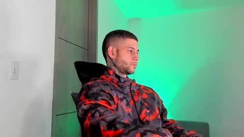 Snapshot of _jamesleandros chatting on 04.25.26 jeison online show from 04.25.26