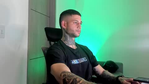 Snapshot of _jamesleandros chatting on 05.20.26 jeison online show from 05.20.26