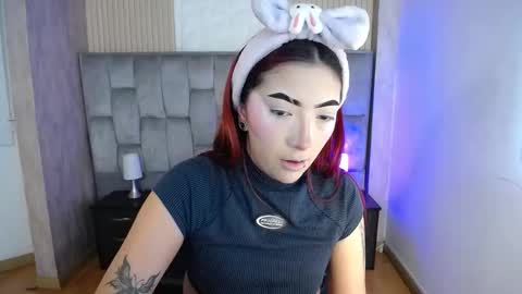 Snapshot of _johana18 chatting on 10.21.25 Mia online show from 10.21.25