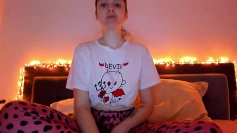 _just_a_simple_girl online show from 01.24.25