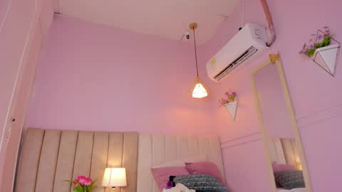 Snapshot of _karol_18 chatting on 10.25.25 karol online show from 10.25.25