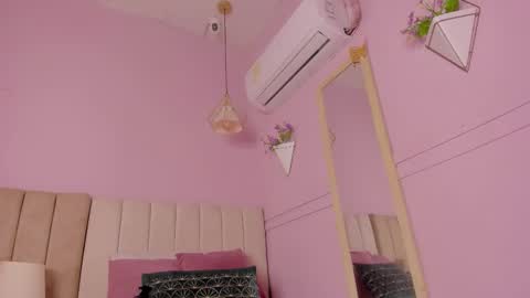 Snapshot of _karol_18 chatting on 10.28.25 karol online show from 10.28.25