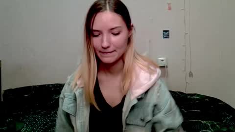 Snapshot of _kikiclark_ chatting on 10.12.25 _kikiclark_ online show from 10.12.25