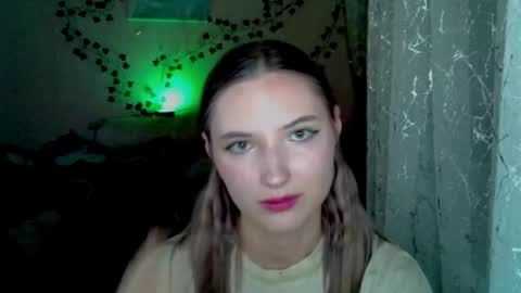 Snapshot of _kikiclark_ chatting on 11.14.25 _kikiclark_ online show from 11.14.25