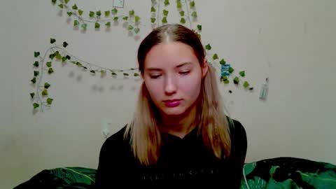 _kikiclark_ online show from 11.22.25