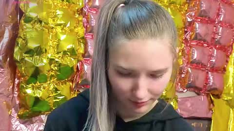 Snapshot of _kikiclark_ chatting on 04.19.26 _kikiclark_ online show from 04.19.26