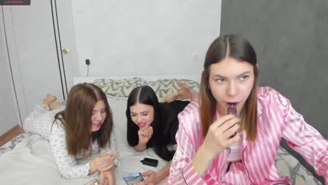 Snapshot of _kirieshka chatting on 02.16.25 Molly Emily online show from 02.16.25