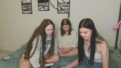 Snapshot of _kirieshka chatting on 03.12.25 Molly Emily online show from 03.12.25