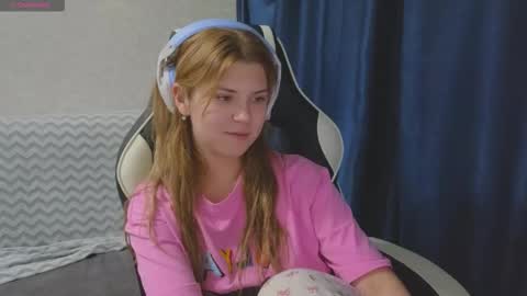 Snapshot of _kirieshka chatting on 09.22.25 Molly Emily online show from 09.22.25