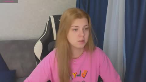 Snapshot of _kirieshka chatting on 10.12.25 Molly Emily online show from 10.12.25