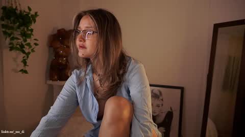 Snapshot of _lady_di chatting on 10.18.25 Not on OF Some stuff for sale online show from 10.18.25