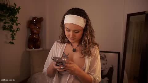 Snapshot of _lady_di chatting on 10.23.25 Not on OF Some stuff for sale online show from 10.23.25