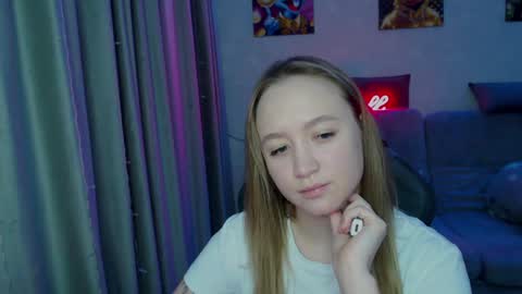 _lalune_ online show from 01.03.25