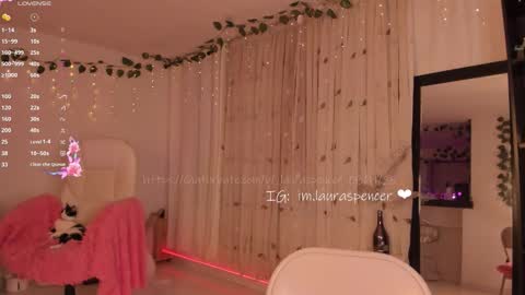 Snapshot of _lauraspencer_ chatting on 11.08.25 Laura online show from 11.08.25