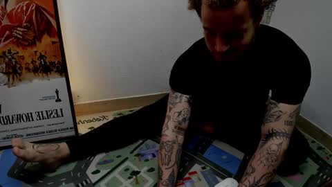 Snapshot of _layne chatting on 10.06.25 Layne online show from 10.06.25