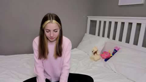 Snapshot of _little_butterfly_ chatting on 11.12.25 Emma online show from 11.12.25