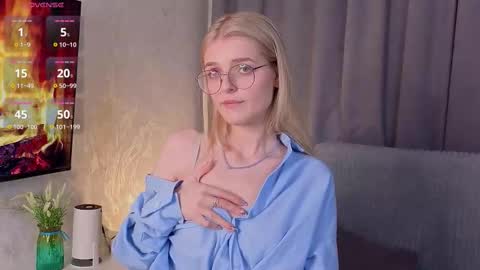 Snapshot of _luckybet_ chatting on 10.06.25 Monica online show from 10.06.25