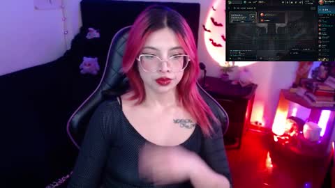 Snapshot of _lucyx__ chatting on 03.05.25 Queen. Help me reach 100 thumbs up online show from 03.05.25