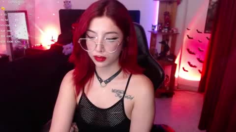 Snapshot of _lucyx__ chatting on 09.13.25 Queen. Help me reach 100 thumbs up online show from 09.13.25