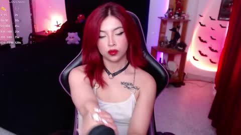 Snapshot of _lucyx__ chatting on 09.18.25 Queen. Help me reach 100 thumbs up online show from 09.18.25