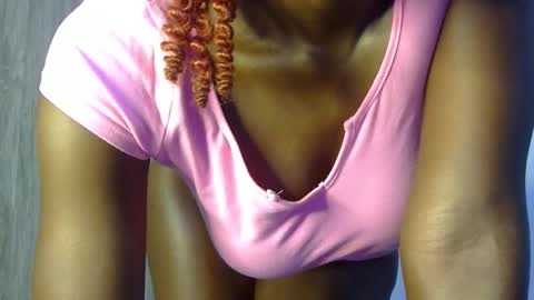 Snapshot of _luna_nyx chatting on 09.28.25 Luna online show from 09.28.25