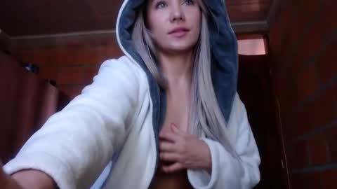 _lunablondie_ online show from 01.15.25