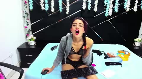 Snapshot of _maleja_19_ chatting on 11.05.25 maleja online show from 11.05.25