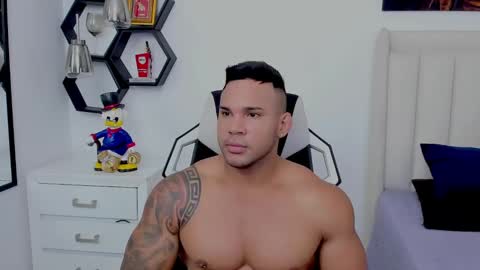 Snapshot of _matthew_santos_ chatting on 01.11.25 _matthew_santos_ online show from 01.11.25