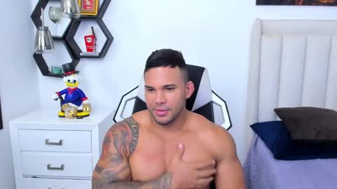 Snapshot of _matthew_santos_ chatting on 02.04.25 _matthew_santos_ online show from 02.04.25