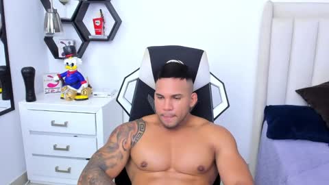 Snapshot of _matthew_santos_ chatting on 02.08.25 _matthew_santos_ online show from 02.08.25