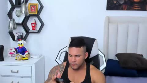 Snapshot of _matthew_santos_ chatting on 02.11.25 _matthew_santos_ online show from 02.11.25