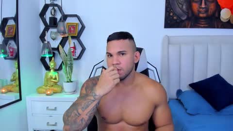 Snapshot of _matthew_santos_ chatting on 10.10.25 _matthew_santos_ online show from 10.10.25